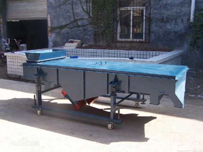 振動(dòng)電機(jī)安裝于直線振動(dòng)篩底部 振動(dòng)電機(jī)安裝于直線振動(dòng)篩底部.jpg